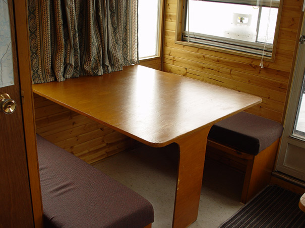 Houseboat dining area - Enjoy the dinner scenery